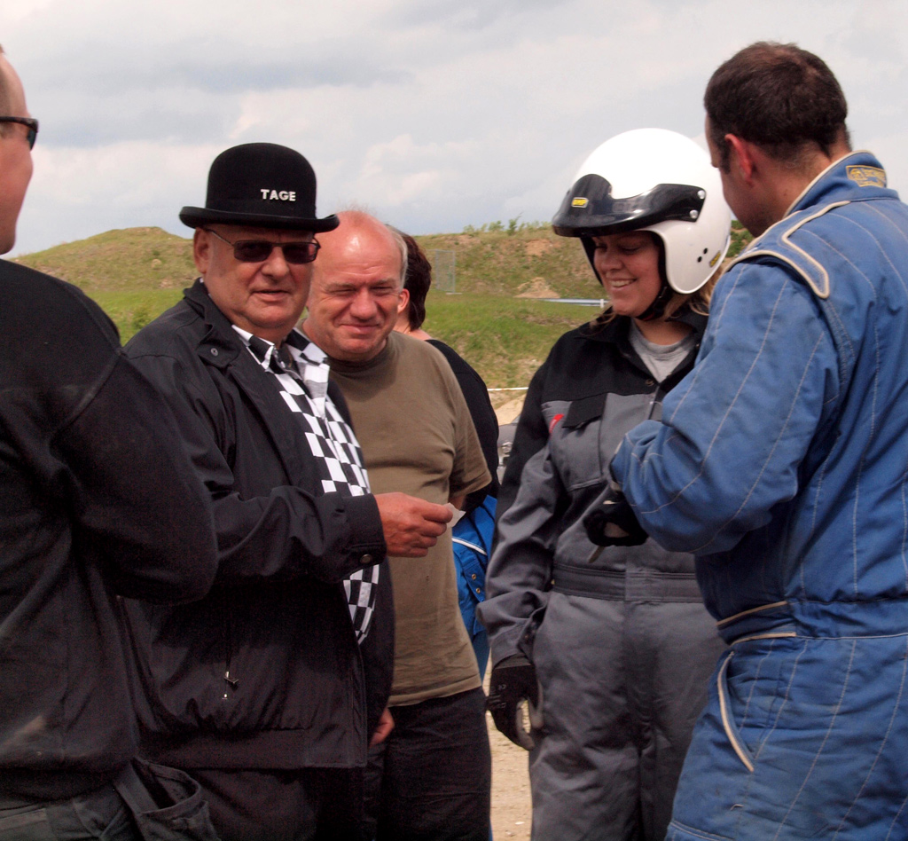 Bowler Tage kikker forbi PRØV FOLKE RACE for at sludre med de motorsports-interesserede besøgende.
(Foto: Åge Kirketerp Jensen)